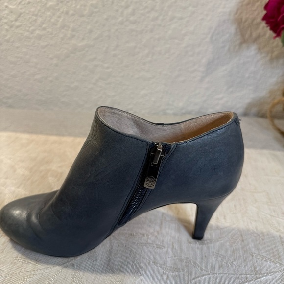 Gray Vince Camuto VC-Vibe Heeled Ankle Bootie. Inside zip. Size 5 Women’s - Picture 6 of 11